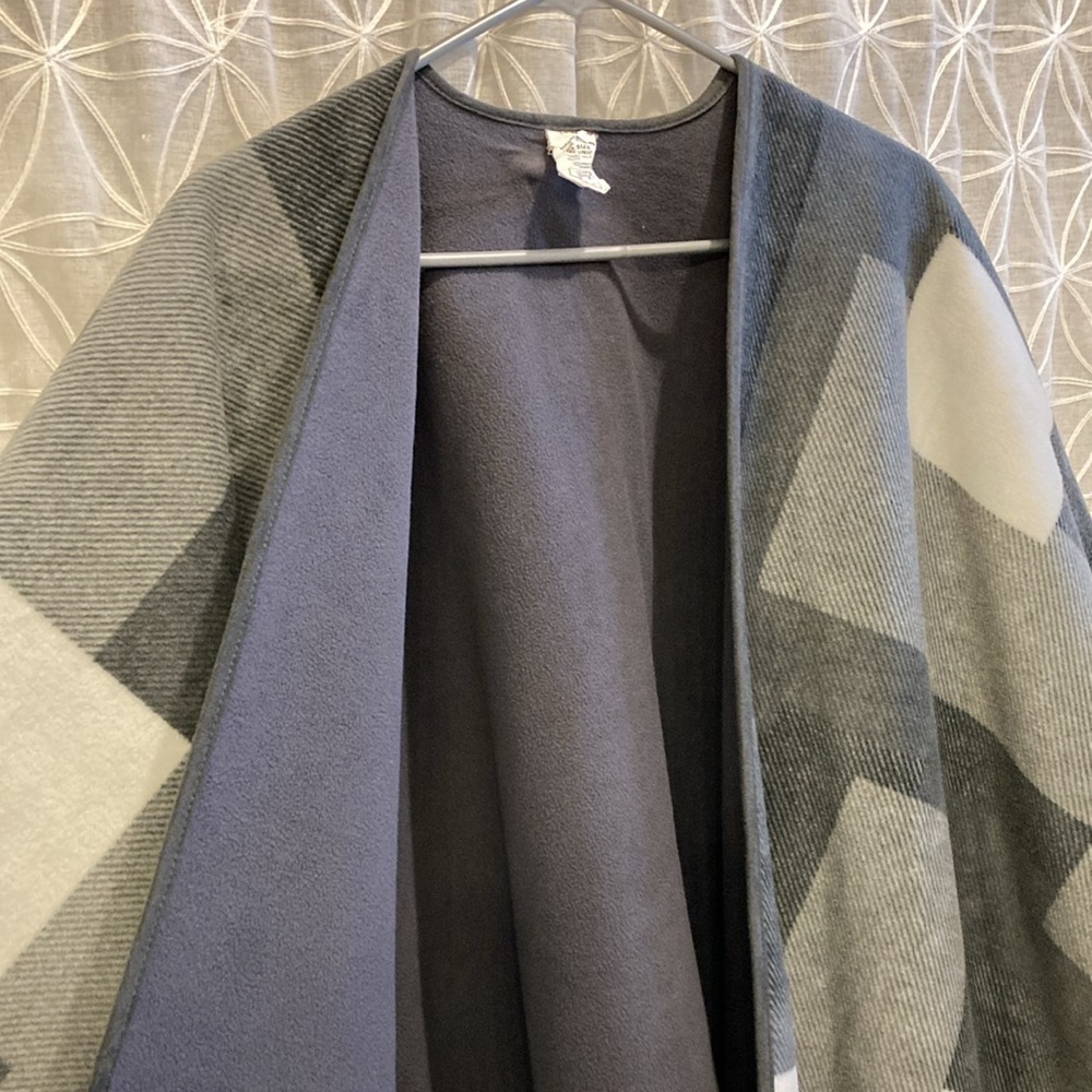 Woolrich Poncho Blanket - Picture 4 of 7